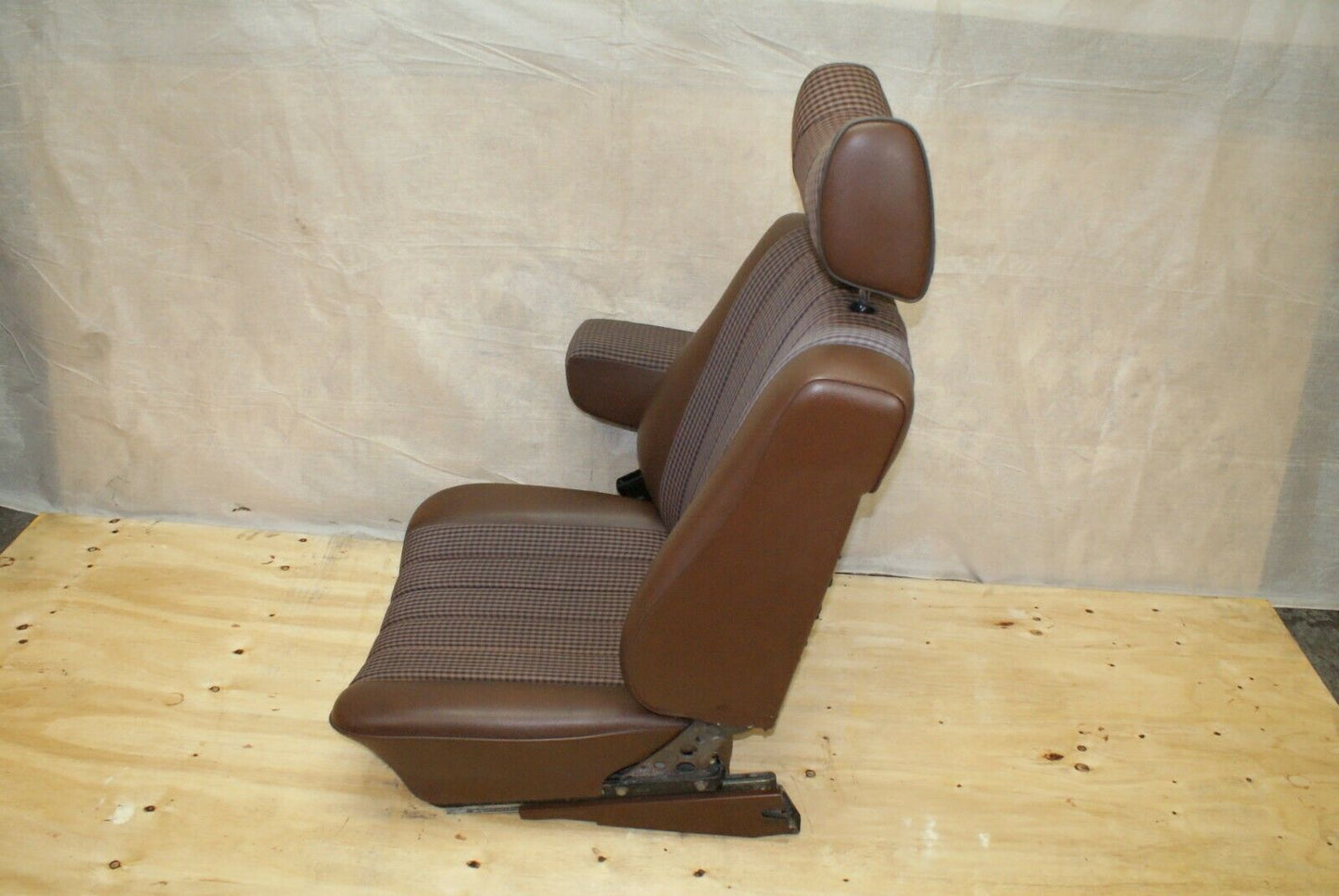 2497 Mercedes-Benz W116 350SE Passenger Seat Left Side 1169101250