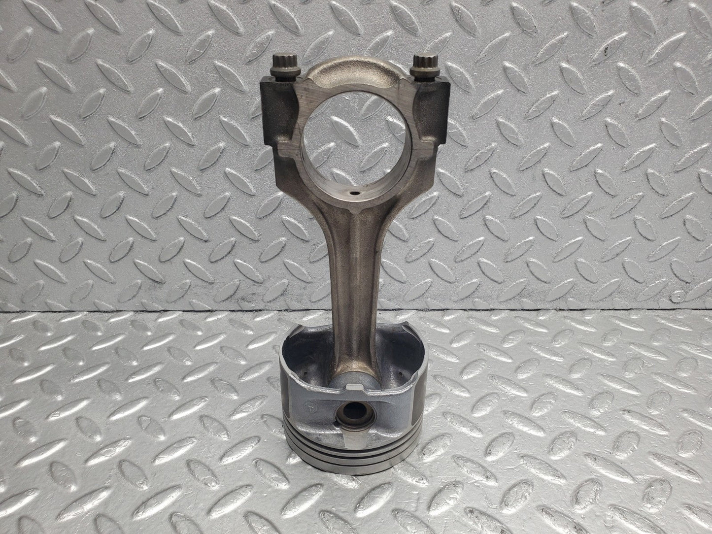 W124 Wagon piston with connecting rod used OEM