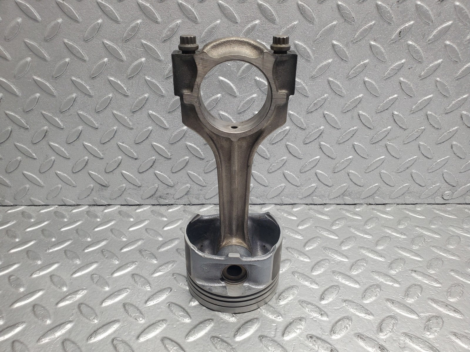 W124 Wagon piston with connecting rod used OEM
