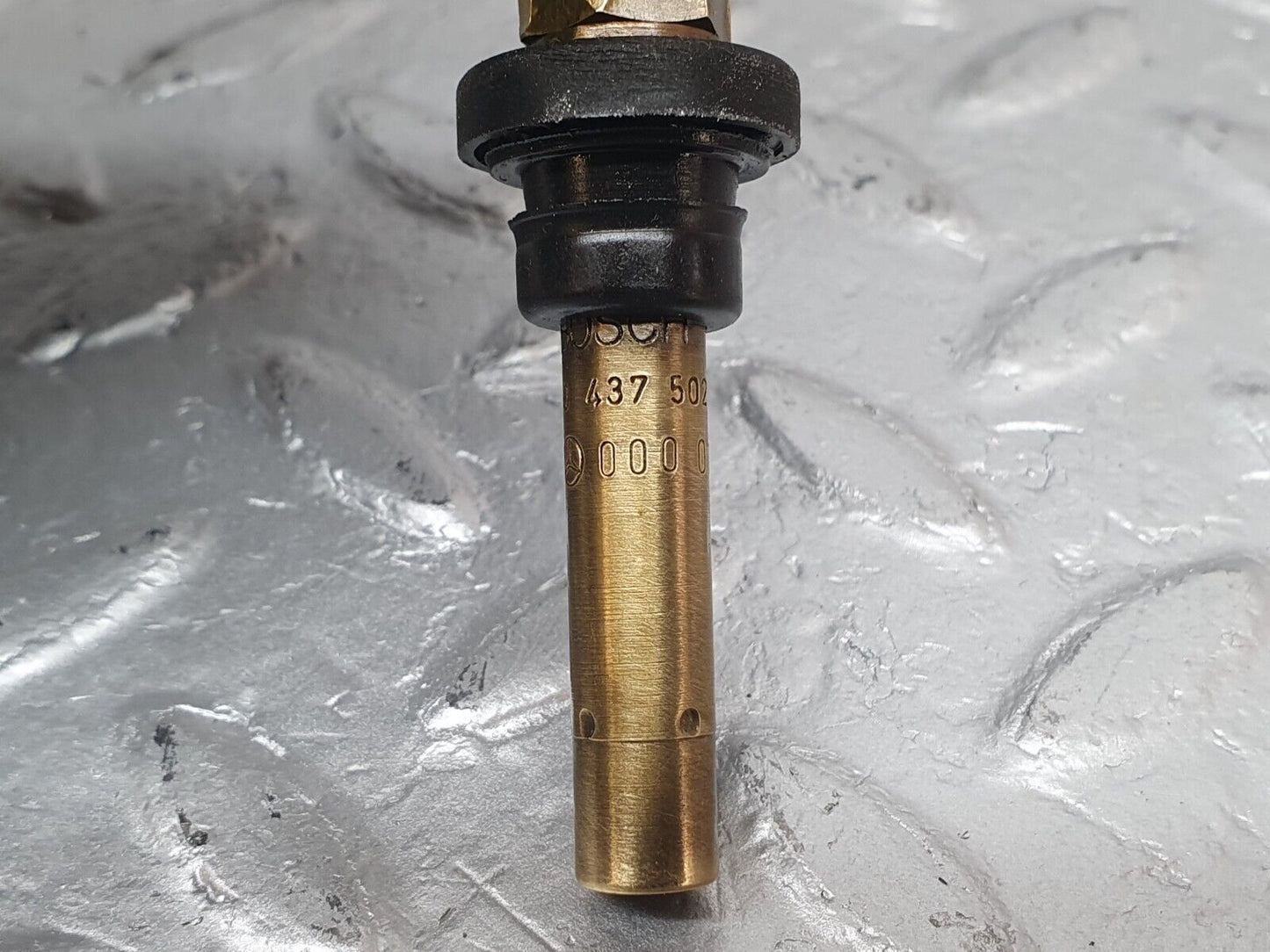 41032 Mercedes-Benz W126 300SE Fuel Injector Bosch 0000785623 0437502047