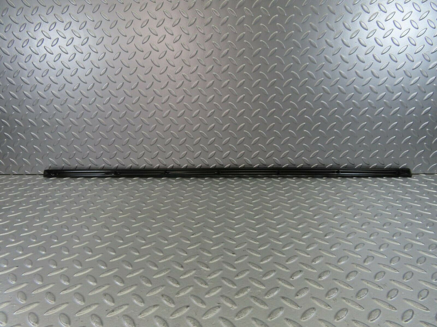 10258 Mercedes-Benz W123 Front Left Door Centre Moulding Trim