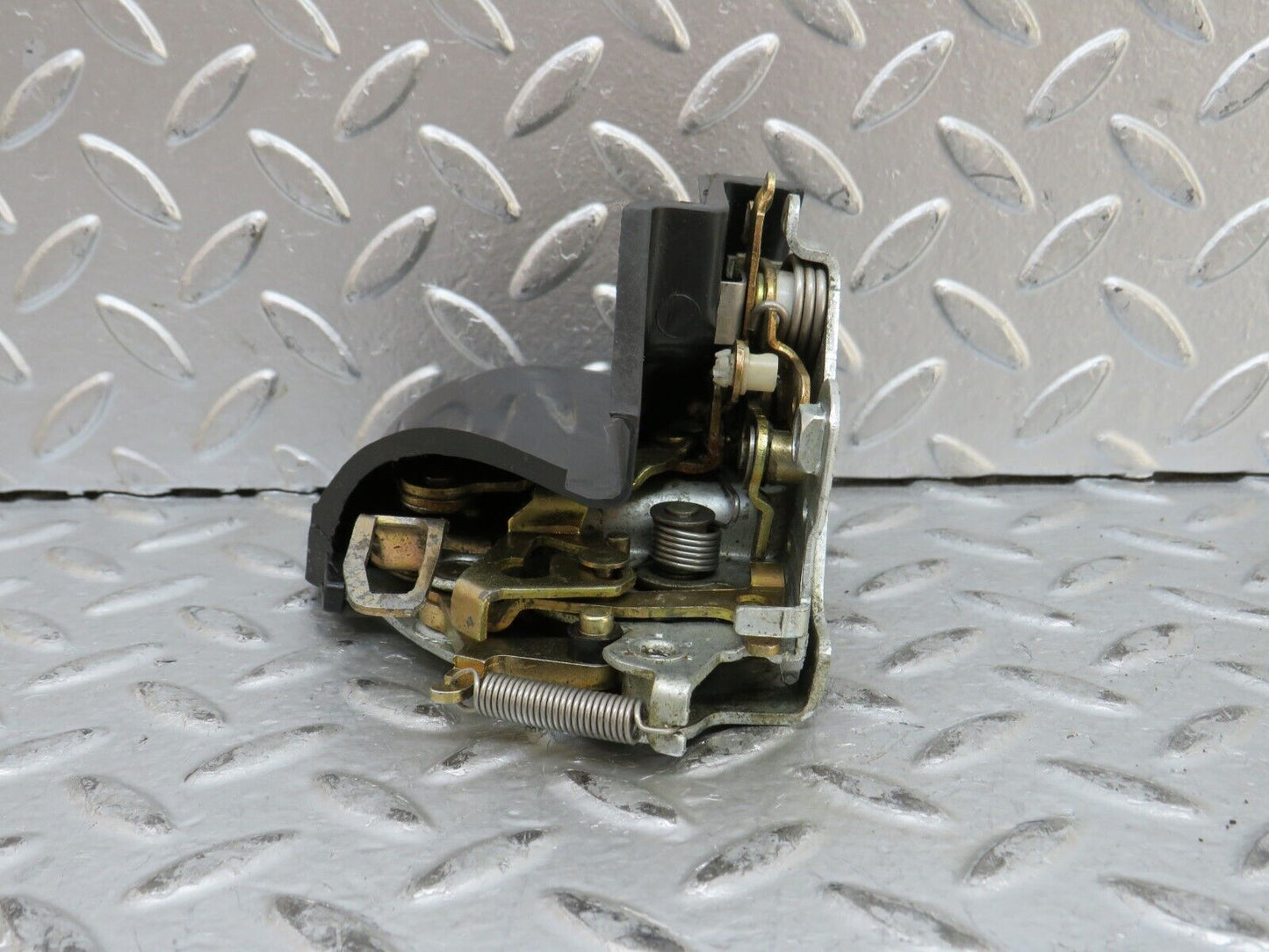 28288 Mercedes-Benz S123 240D Wagon Front Right Door Lock Mechanism 1237330208