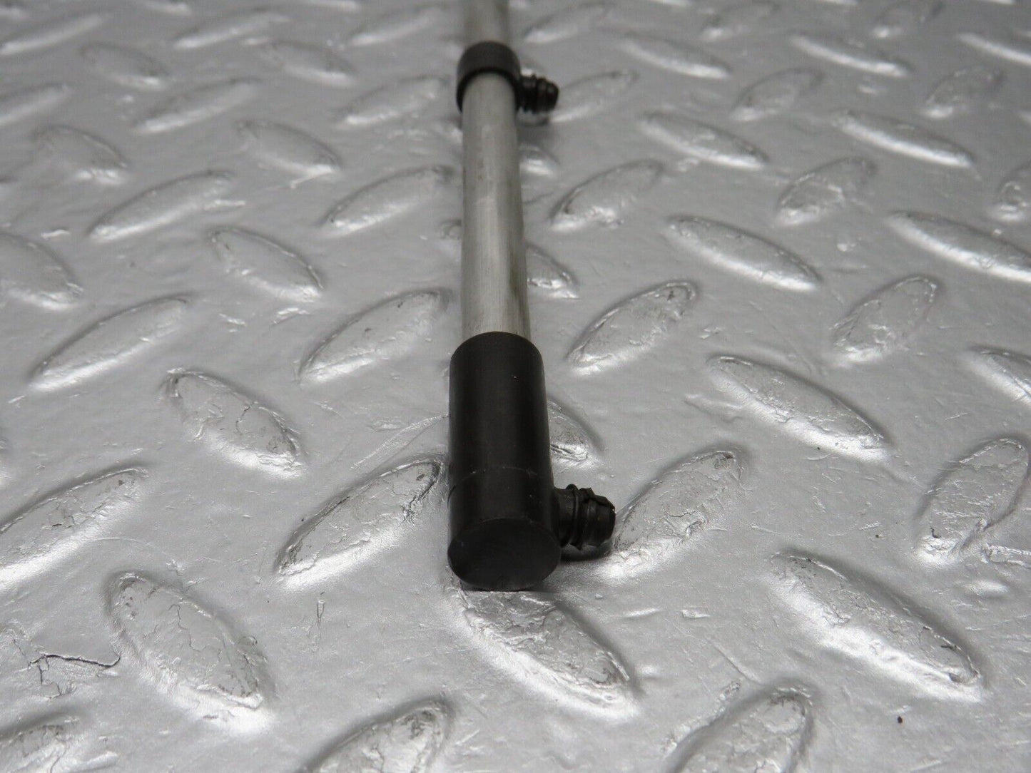 39157 Mercedes-Benz R107 500SL Camshaft Oil Tube