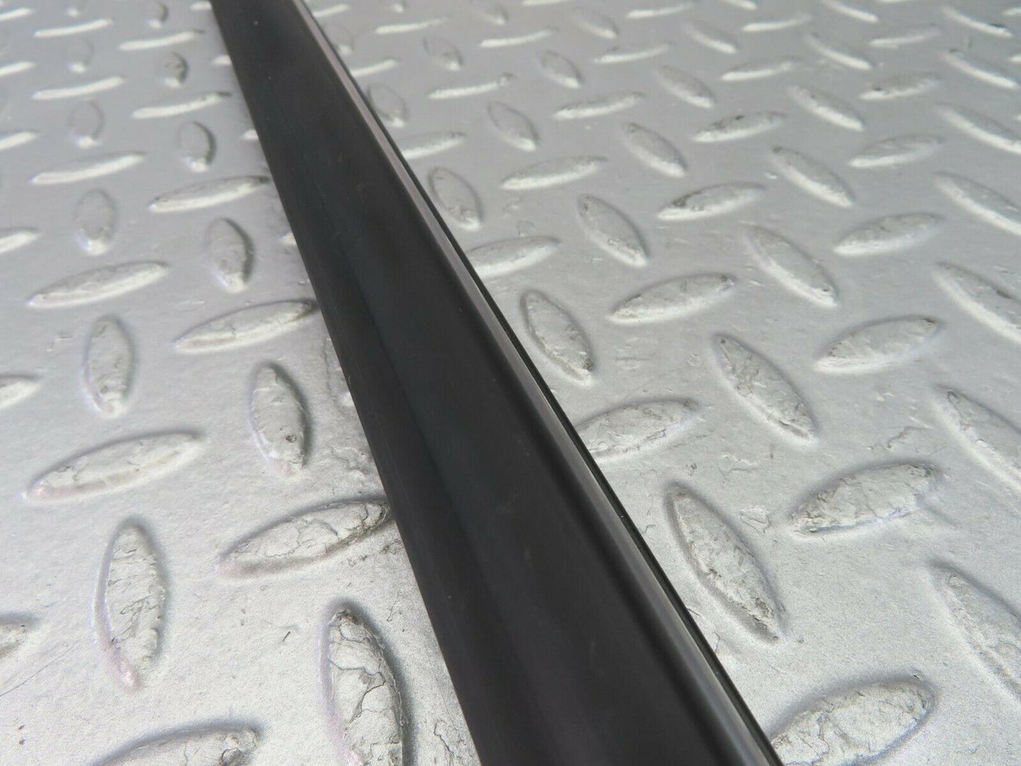 10289 Mercedes-Benz W116 Front Left Door Centre Moulding Trim
