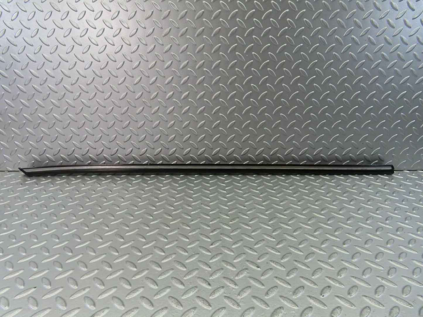 10291 Mercedes-Benz W116 Front Left Door Centre Moulding Trim