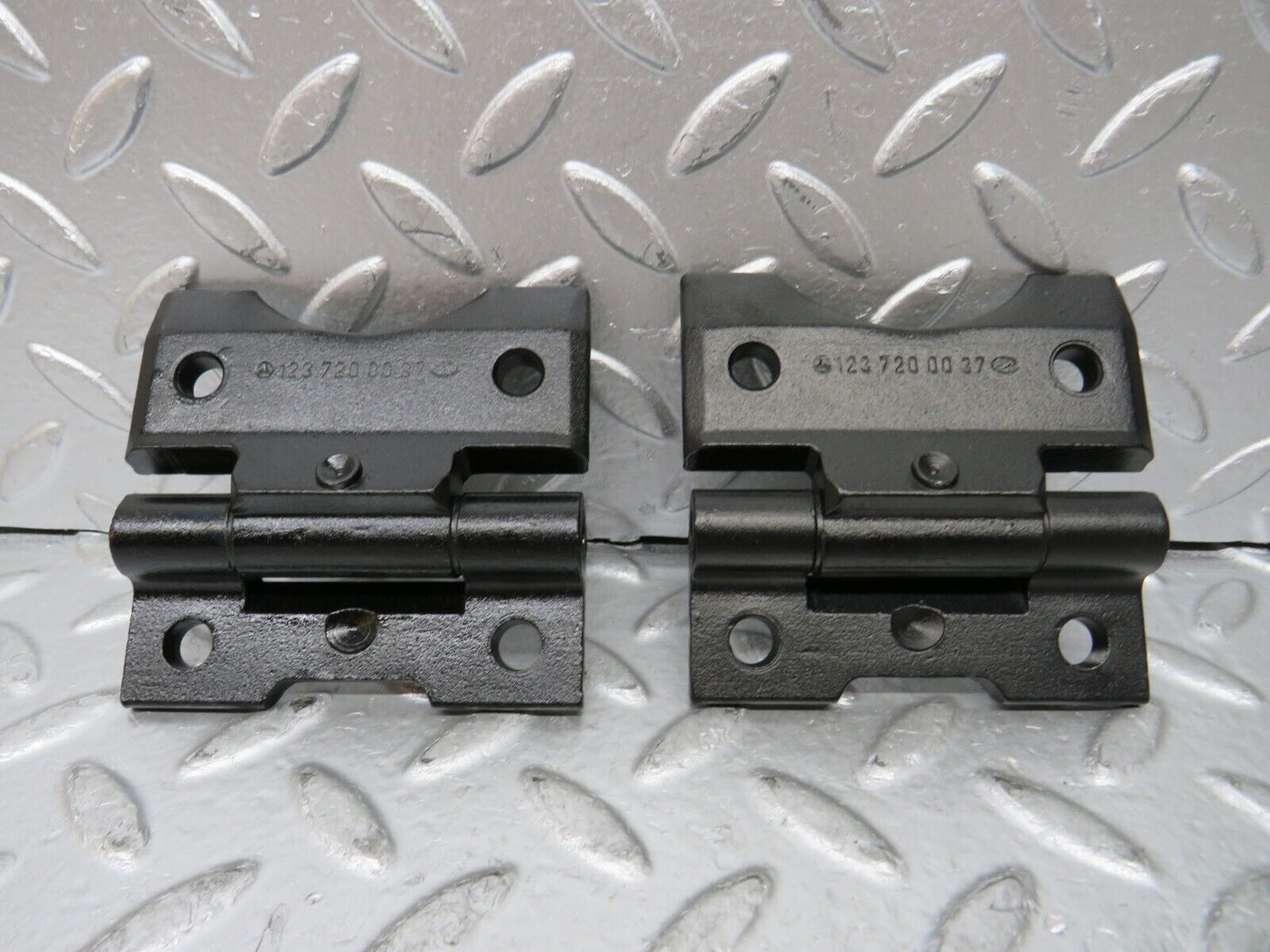 26867 Mercedes-Benz W123 240D Door Hinge Pair 1237200037