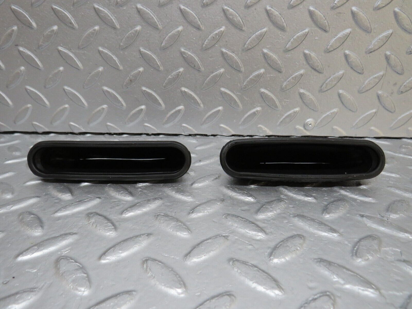 37021 Mercedes-Benz C126 420SEC Coupe Dashboard Centre Air Vent Rubber 2x 1269970181