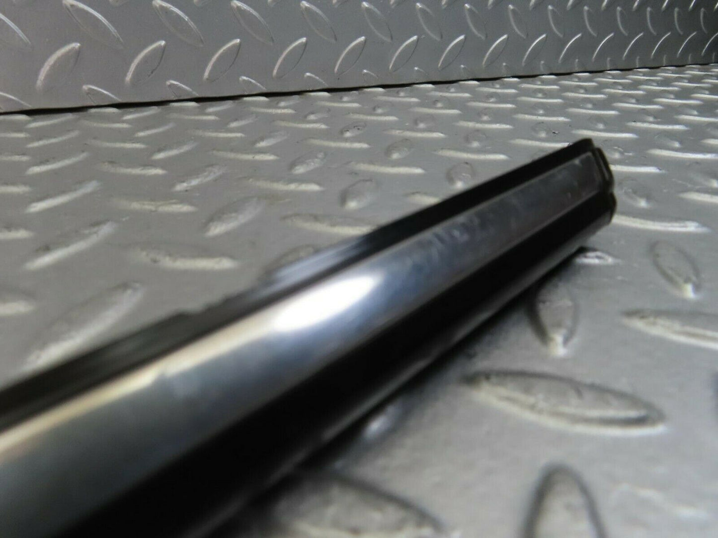 10257 Mercedes-Benz W123 Front Left Door Centre Moulding Trim