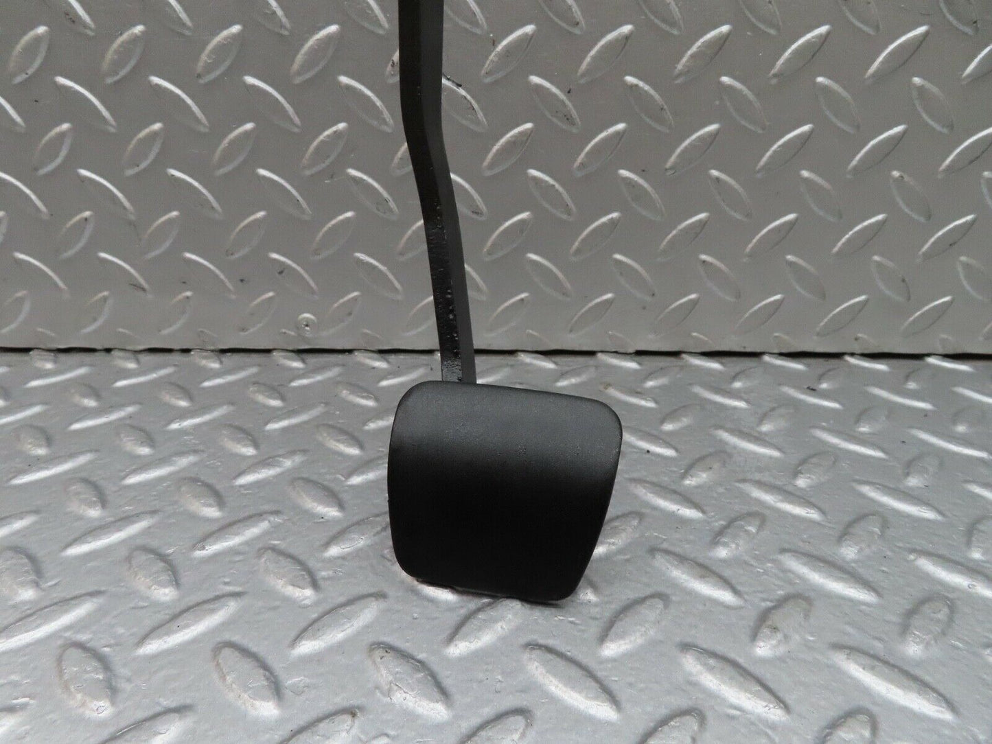 18077 Mercedes-Benz W123 200 Brake Pedal