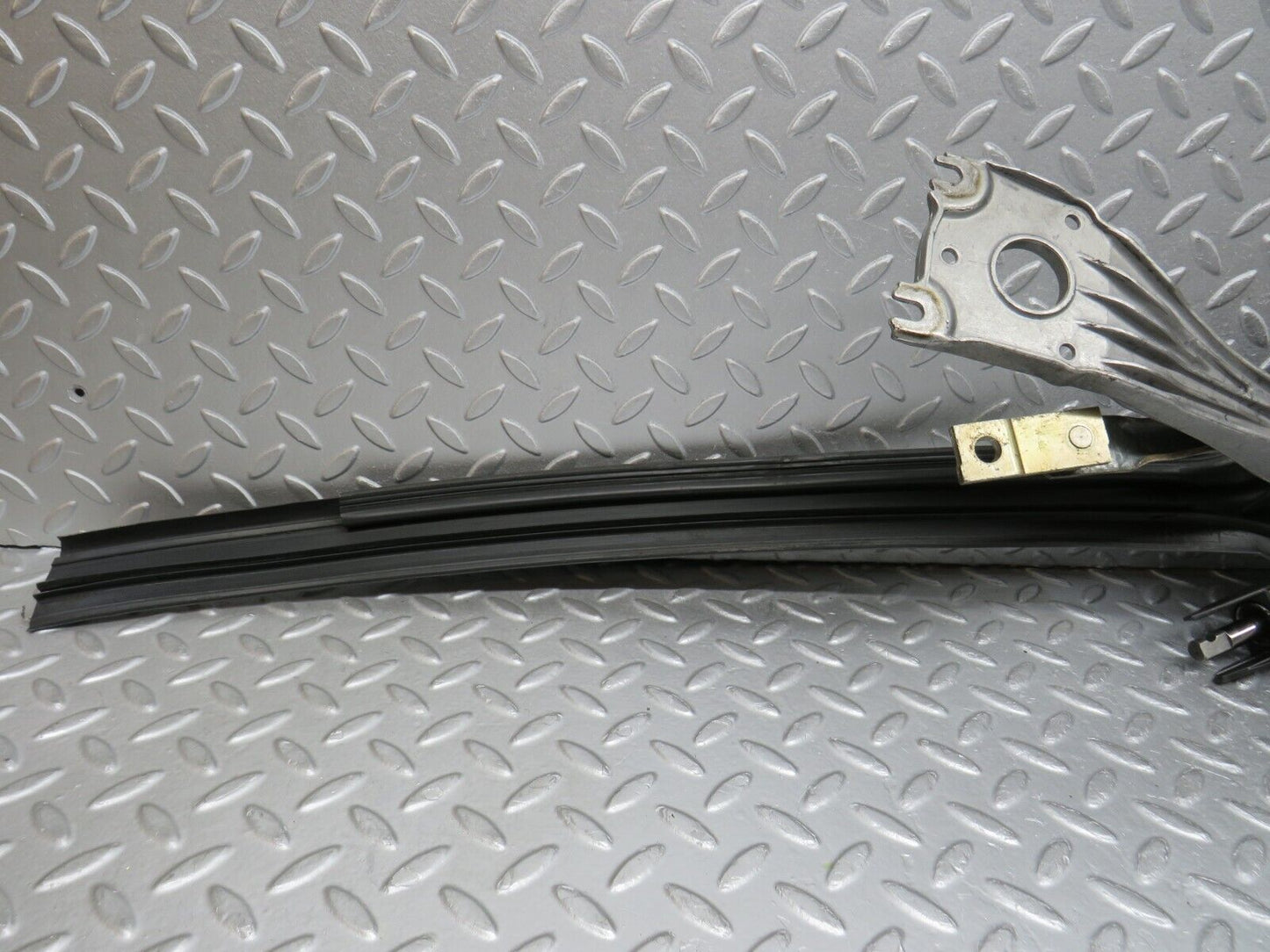 38049 Mercedes-Benz A124 320E Cabriolet Wiper Mechanism Linkage Bosch 1248240498