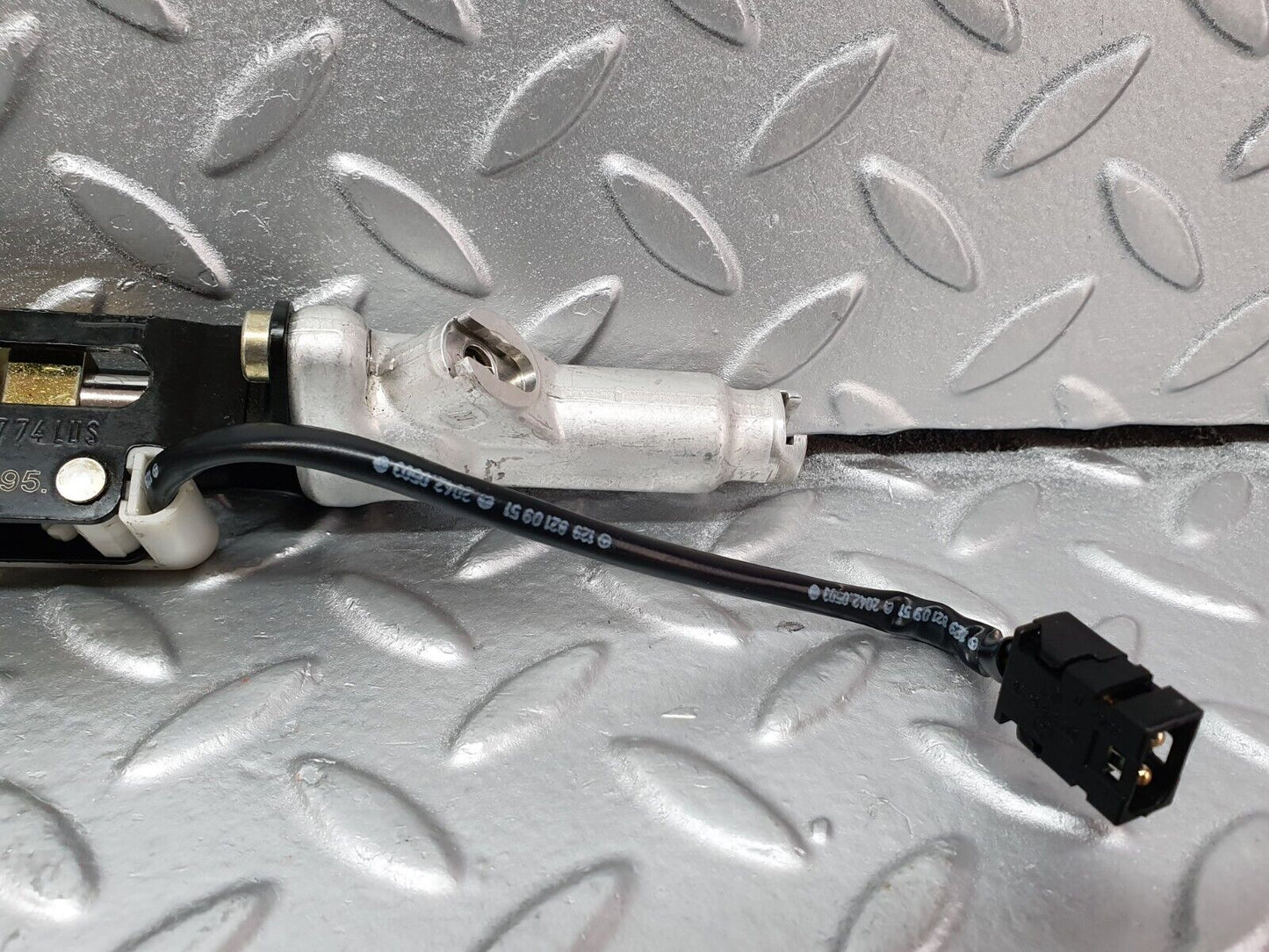 42156 Mercedes-Benz R129 320SL Coupe Soft Top Lock Latch Left 1298000774 1298001672