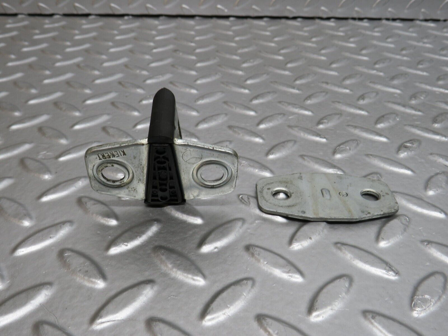 29574 Mercedes-Benz W124 230E Door Lock Latch