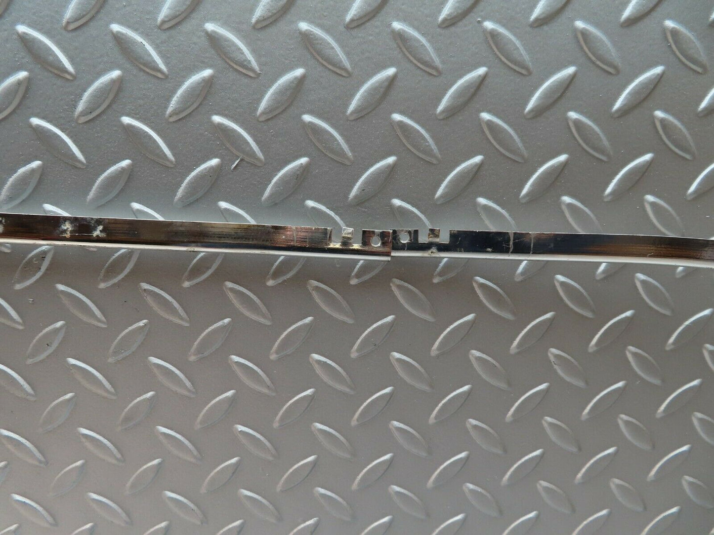 2049 Mercedes-Benz W105 219 PONTON Front Right Door Chrome Trim