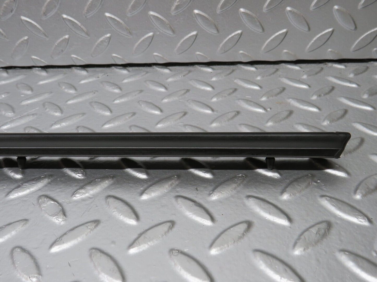 33630 Mercedes-Benz W123 Front Left Door Centre Moulding Trim
