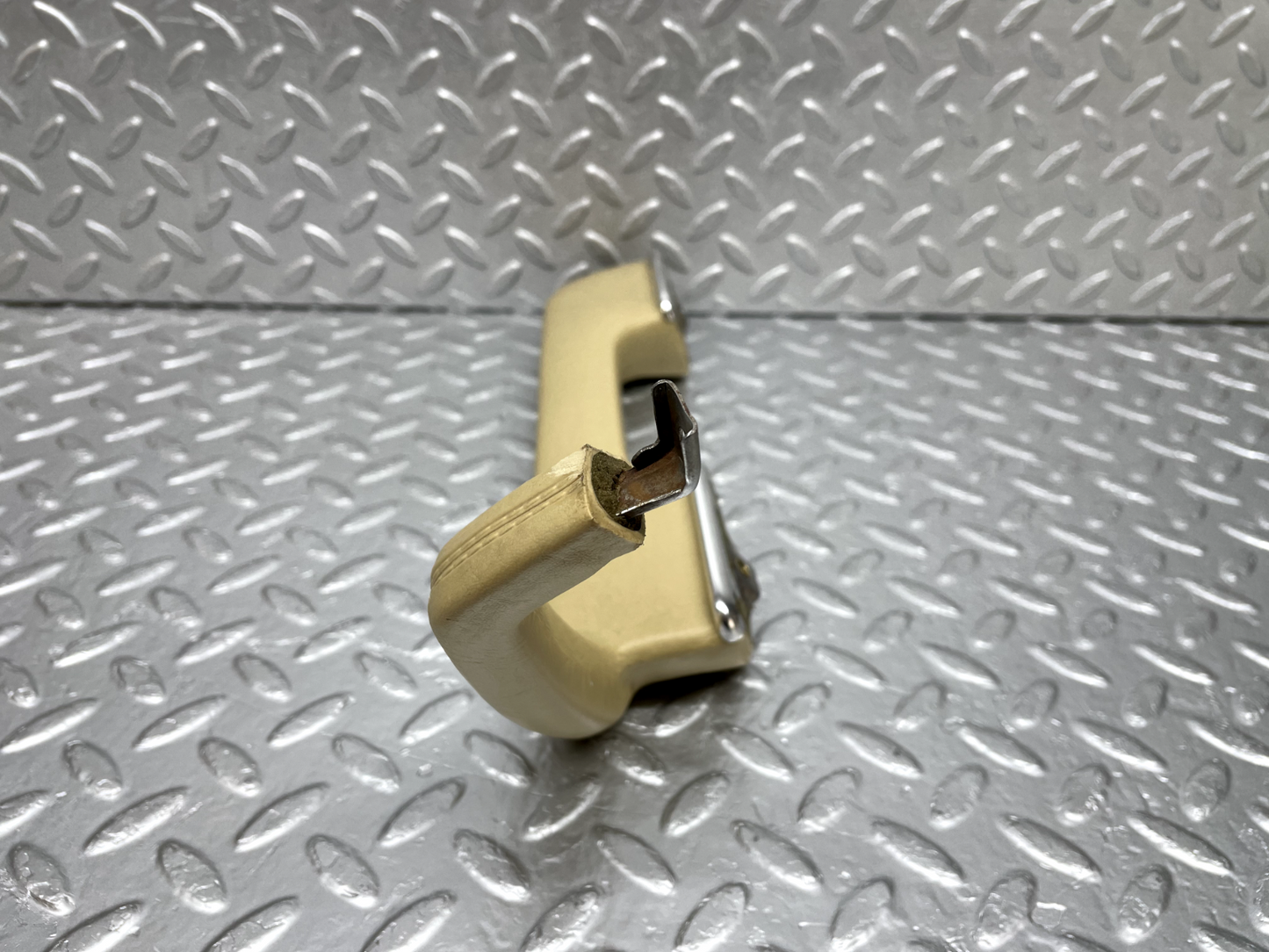 44261 Mercedes-Benz W123 280E Interior Door Handle Beige Left 1239701701