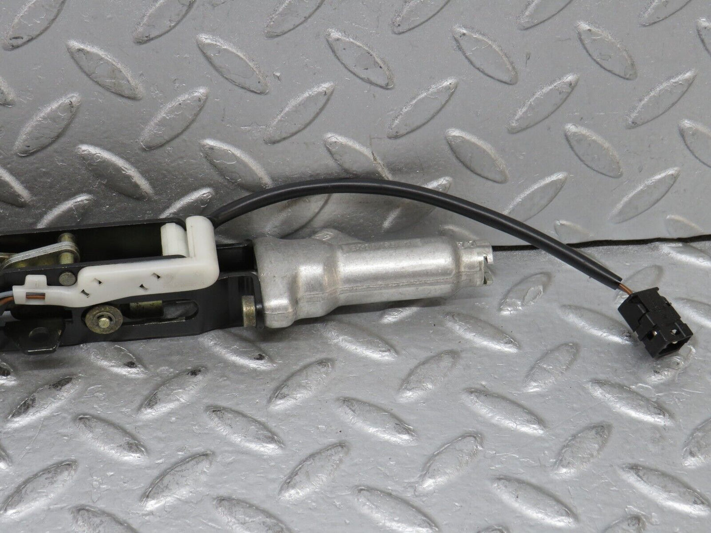 37820 Mercedes-Benz A124 320E Cabriolet Soft Top Lock Latch Left 1247700426 1298210951 1298001672