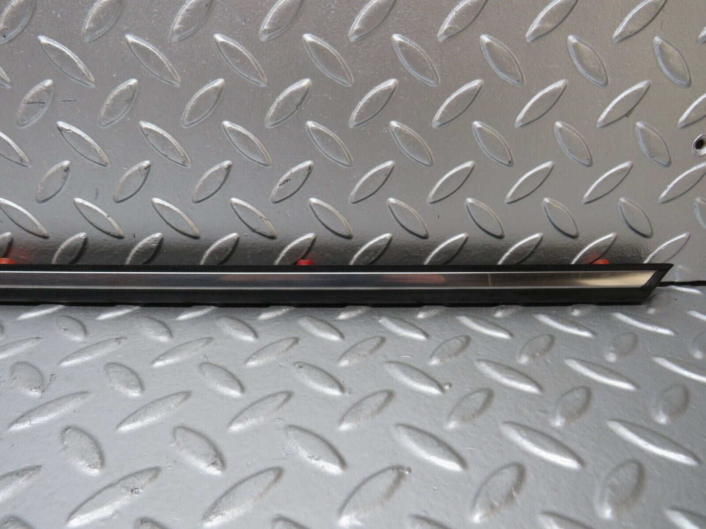 27894 Mercedes-Benz W123 280E Front Right Door Centre Moulding Trim