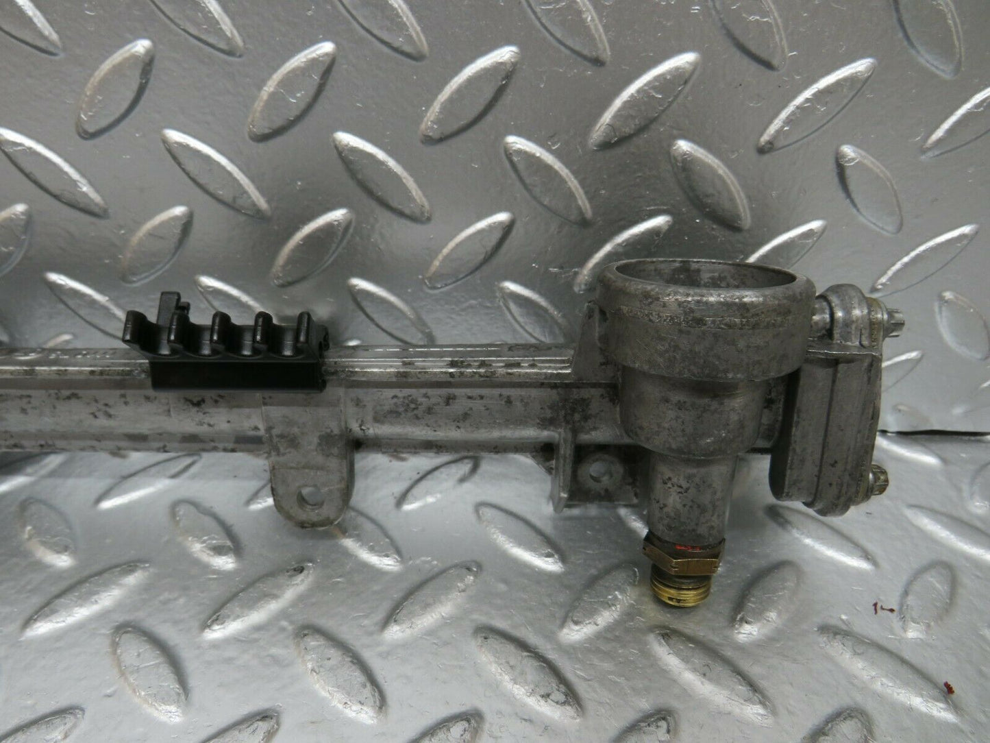 24414 Mercedes-Benz S124 220TE Wagon Fuel Injector Rail 1110780745