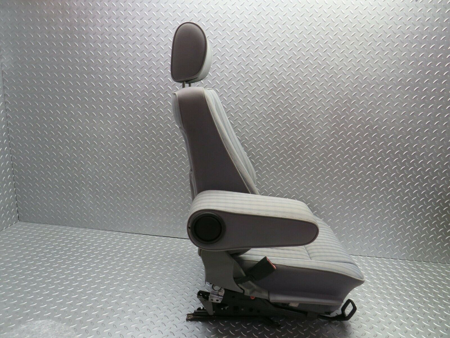 24370 Mercedes-Benz S124 220TE Wagon Front Left Seat Grey