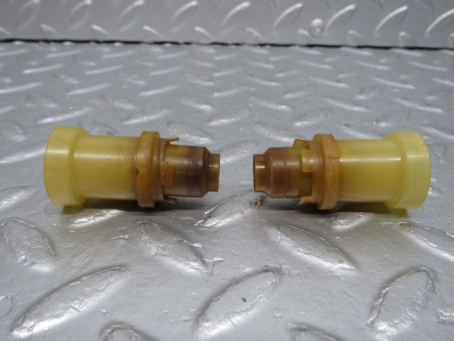 40173 Mercedes-Benz R107 350SL Coupe Fuel Injector Holder 2x