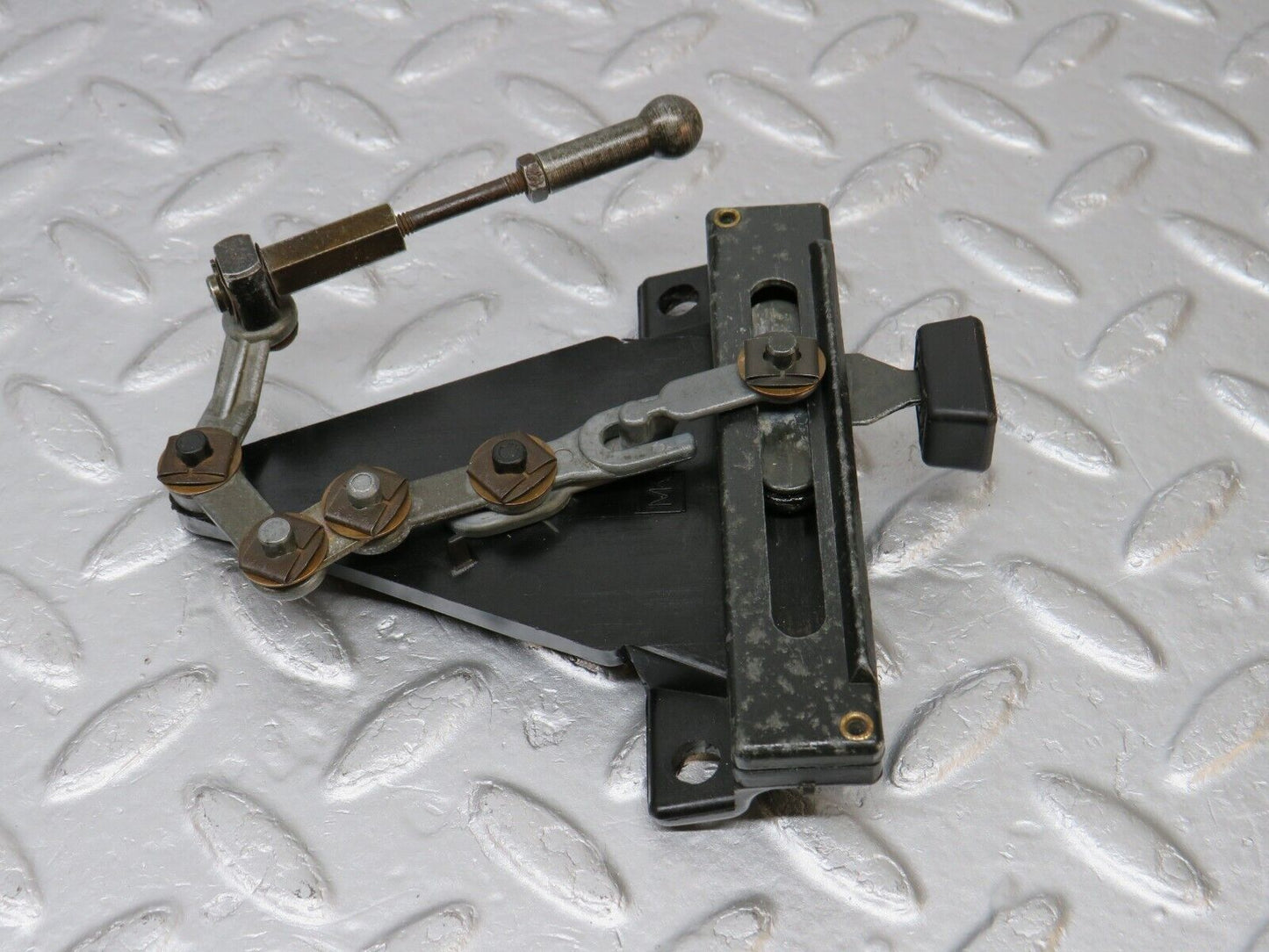 39834 Mercedes-Benz R107 350SL Air Vent Control Lever Centre