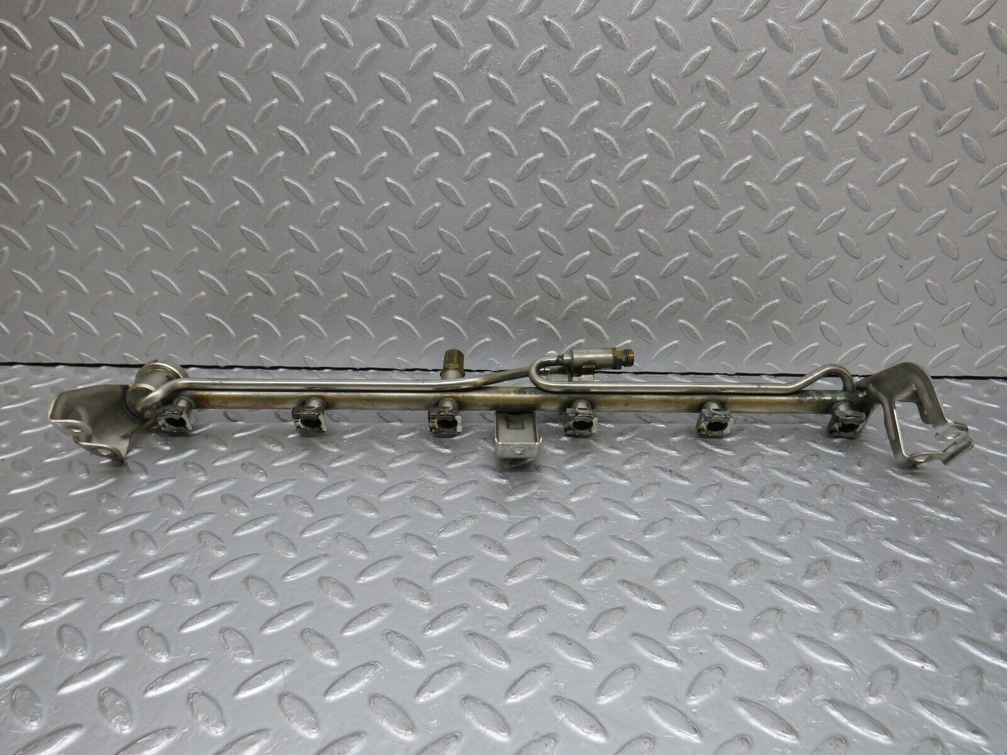 38079 Mercedes-Benz A124 320E Cabriolet Fuel Injector Rail