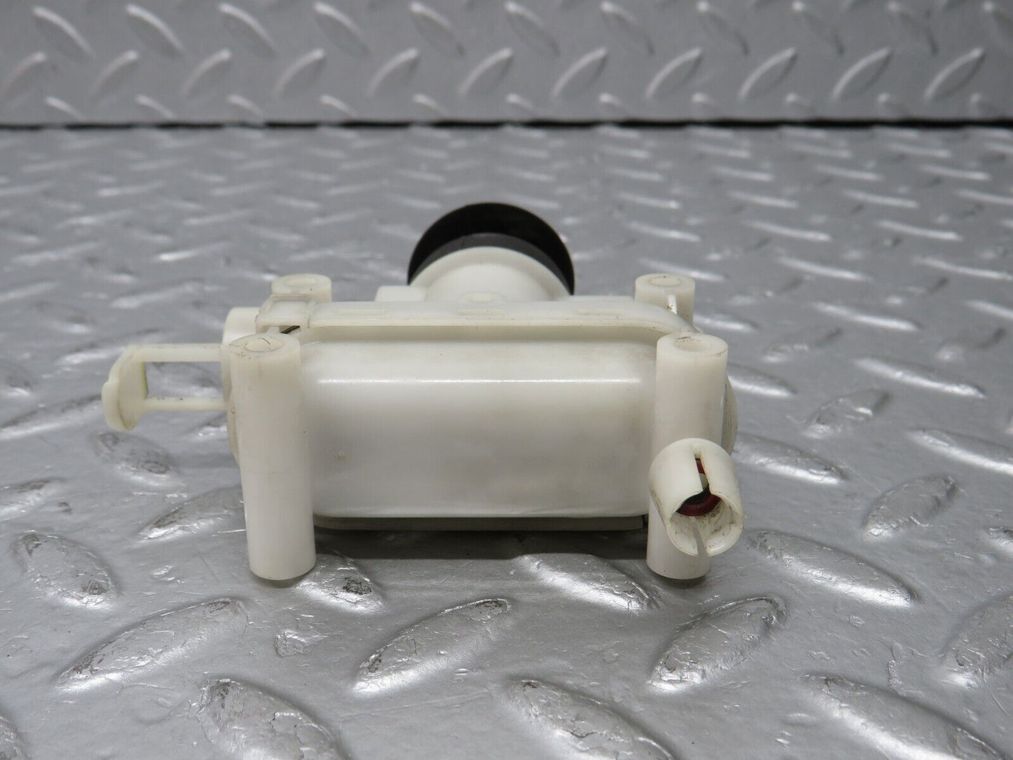 38907 Mercedes-Benz W201 190E Front Left Door Lock Vacuum Actuator