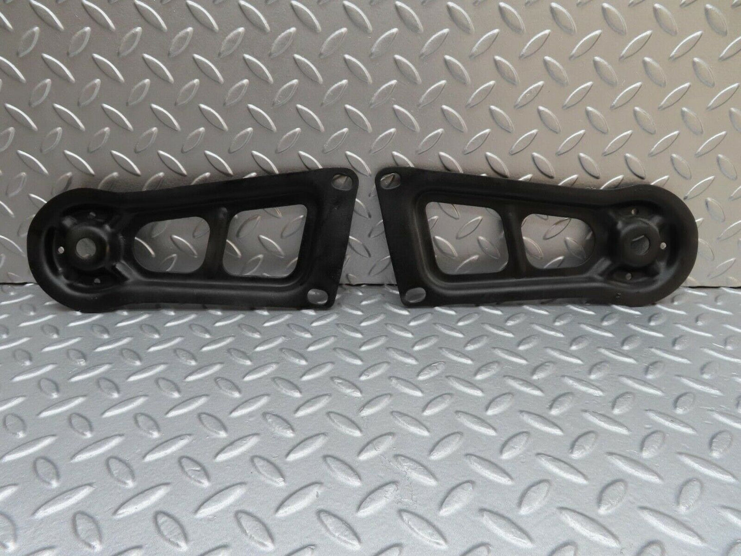 15561 Mercedes-Benz R107 450SL Rear Suspension Axle Mounting Bracket