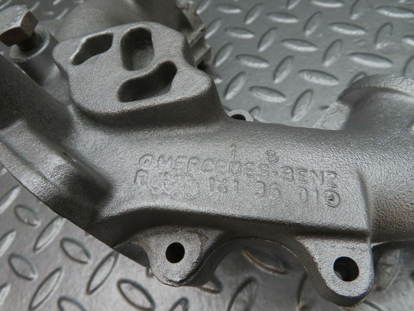 17995 Mercedes-Benz W123 200 Intake Manifold