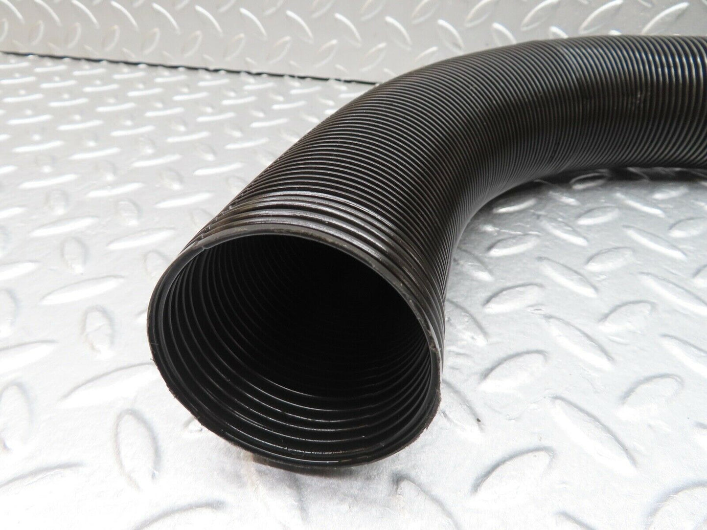 17918 Mercedes-Benz W123 200 Air Duct Pipe Hose