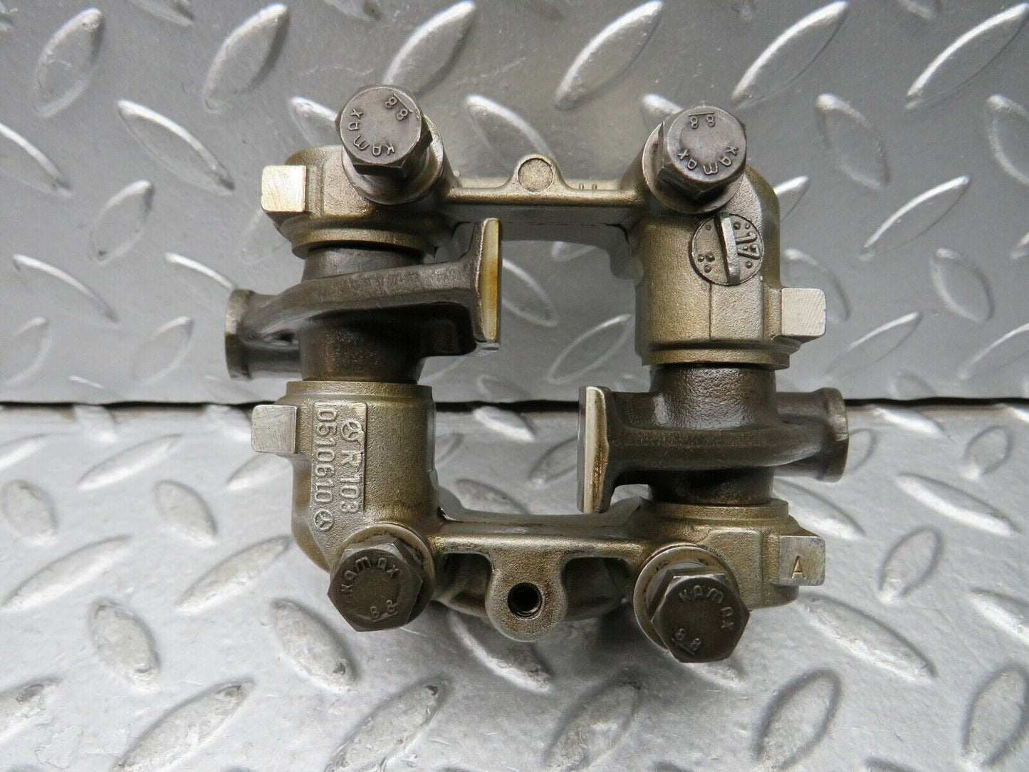 21741 Mercedes-Benz W126 300SE Rocker Arms Camshaft Bearing Block 1030510610