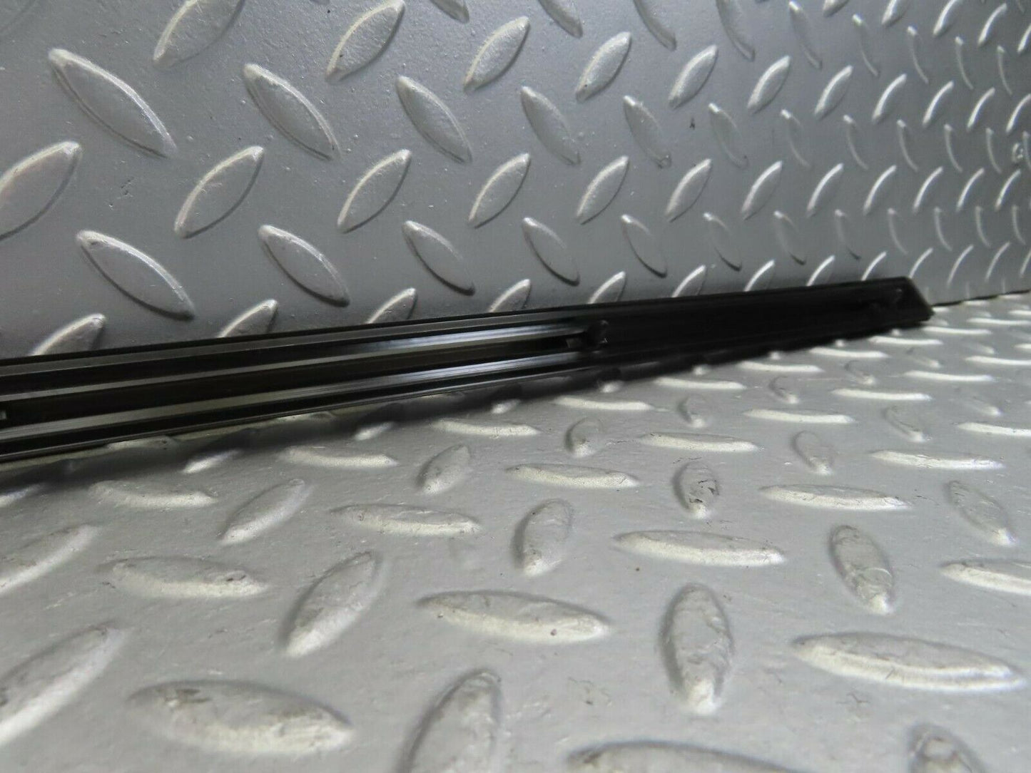 10258 Mercedes-Benz W123 Front Left Door Centre Moulding Trim