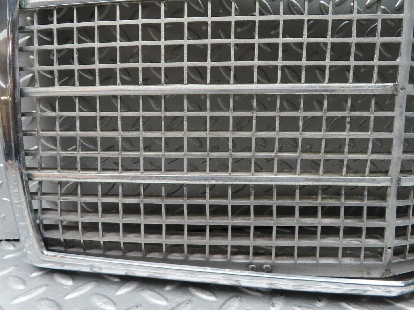20877 Mercedes-Benz W114 250CE Coupe Bonnet Grill Chrome