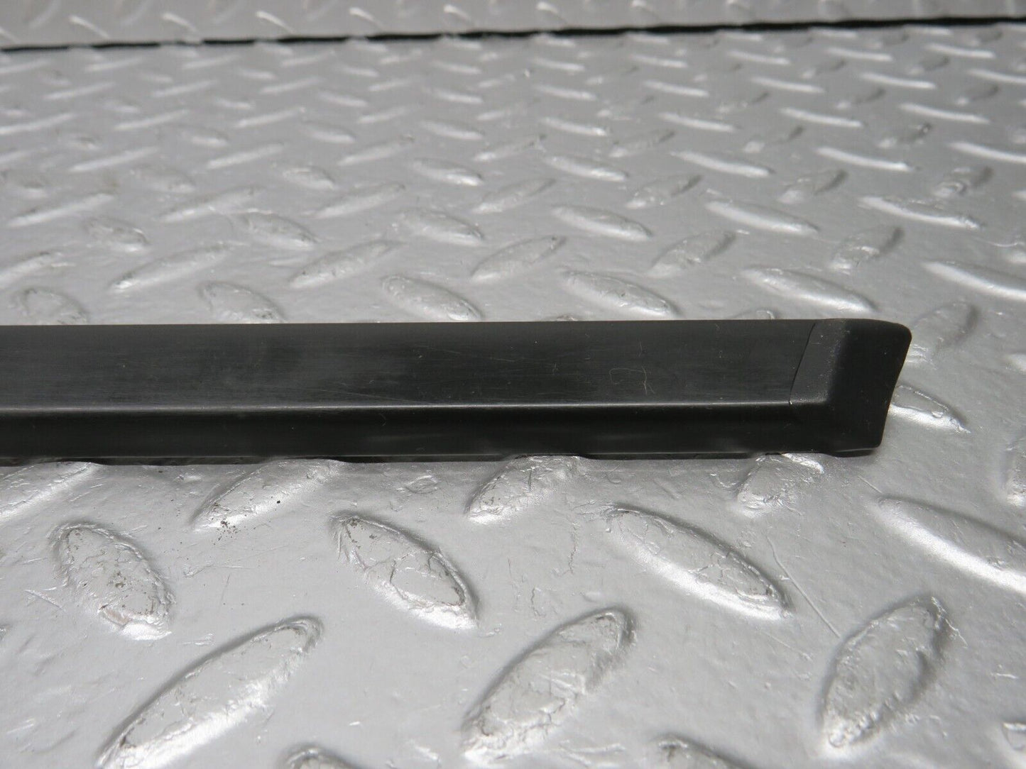 33780 Mercedes-Benz W201 190E 2.0L Front Right Fender Wing Centre Moulding Trim