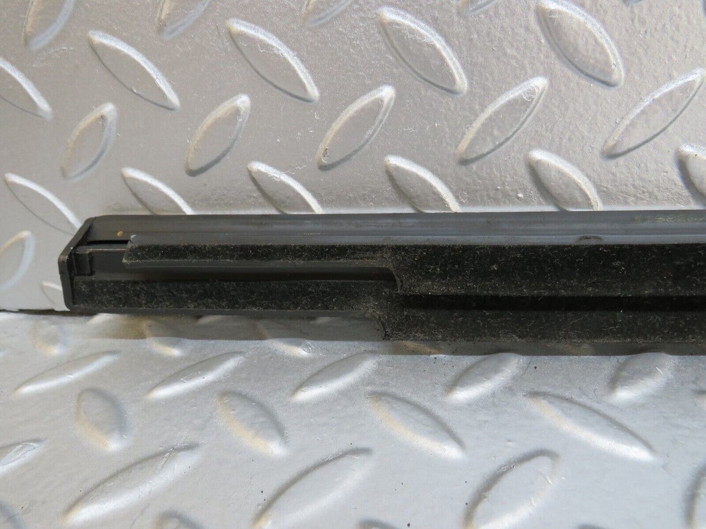 35263 Mercedes-Benz W221 Front Right Door Window Chrome Trim