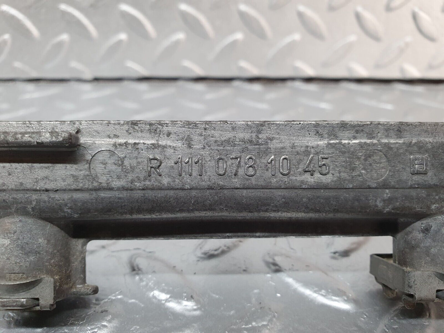 41883 Mercedes-Benz W202 C200 Fuel Injector Rail 1110781045 0000781889