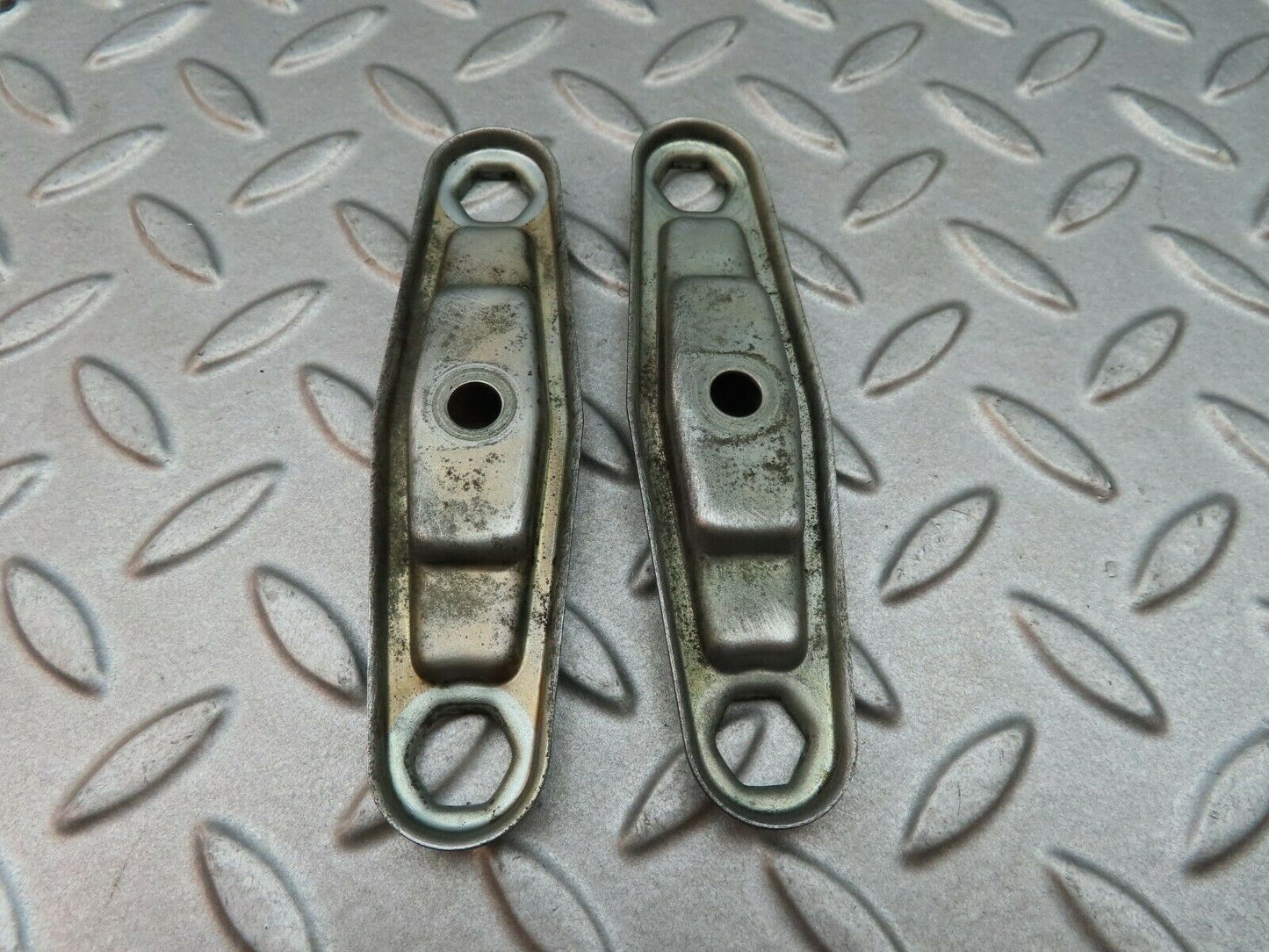 5639 Mercedes-Benz W124 230E Fuel Injector Nozzle Clamp Bracket