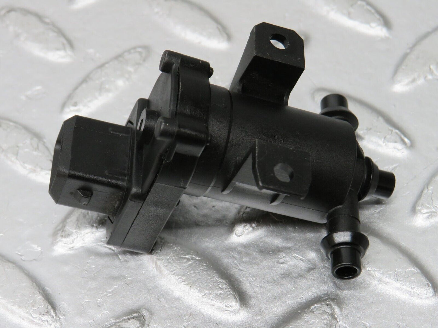 33482 Mercedes-Benz W202 C180 Heater Control Vacuum Valve 2028000178
