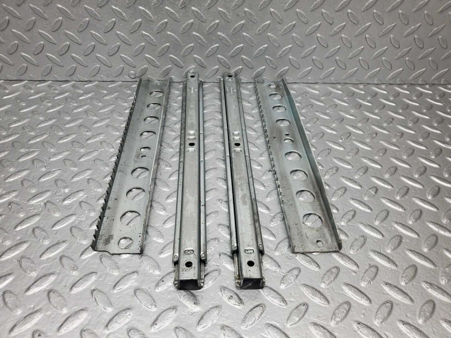 46629 Mercedes-Benz C123 280CE Coupe Front Right Seat Rail