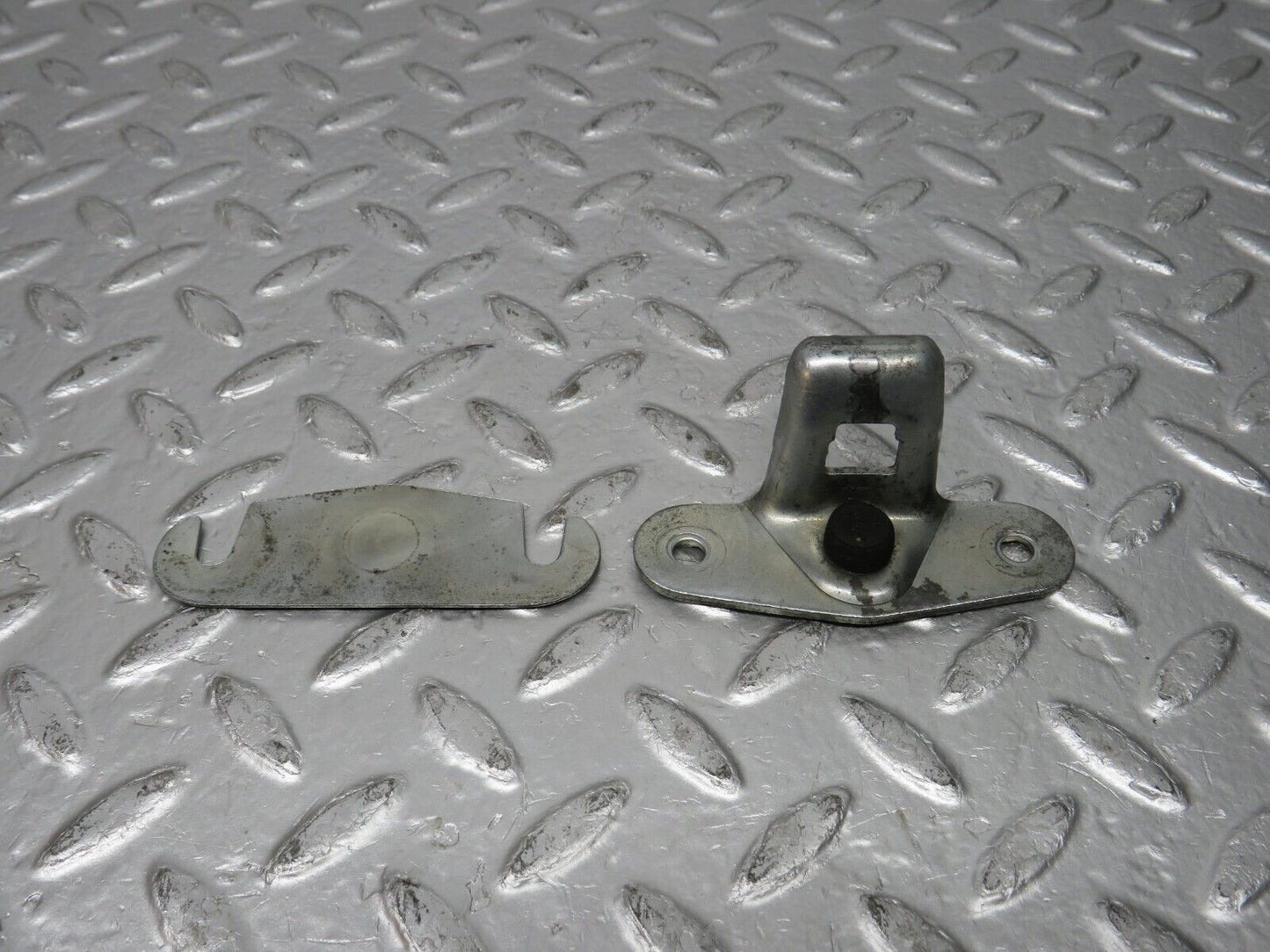 31069 Mercedes-Benz W123 200D Trunk Lock Latch 1237580150