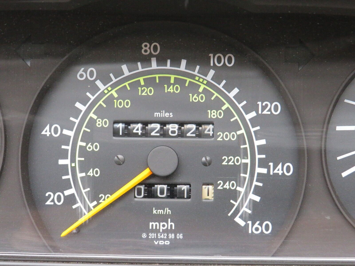 38805 Mercedes-Benz W201 190E Instrument Cluster VDO 2015430923 2015429806