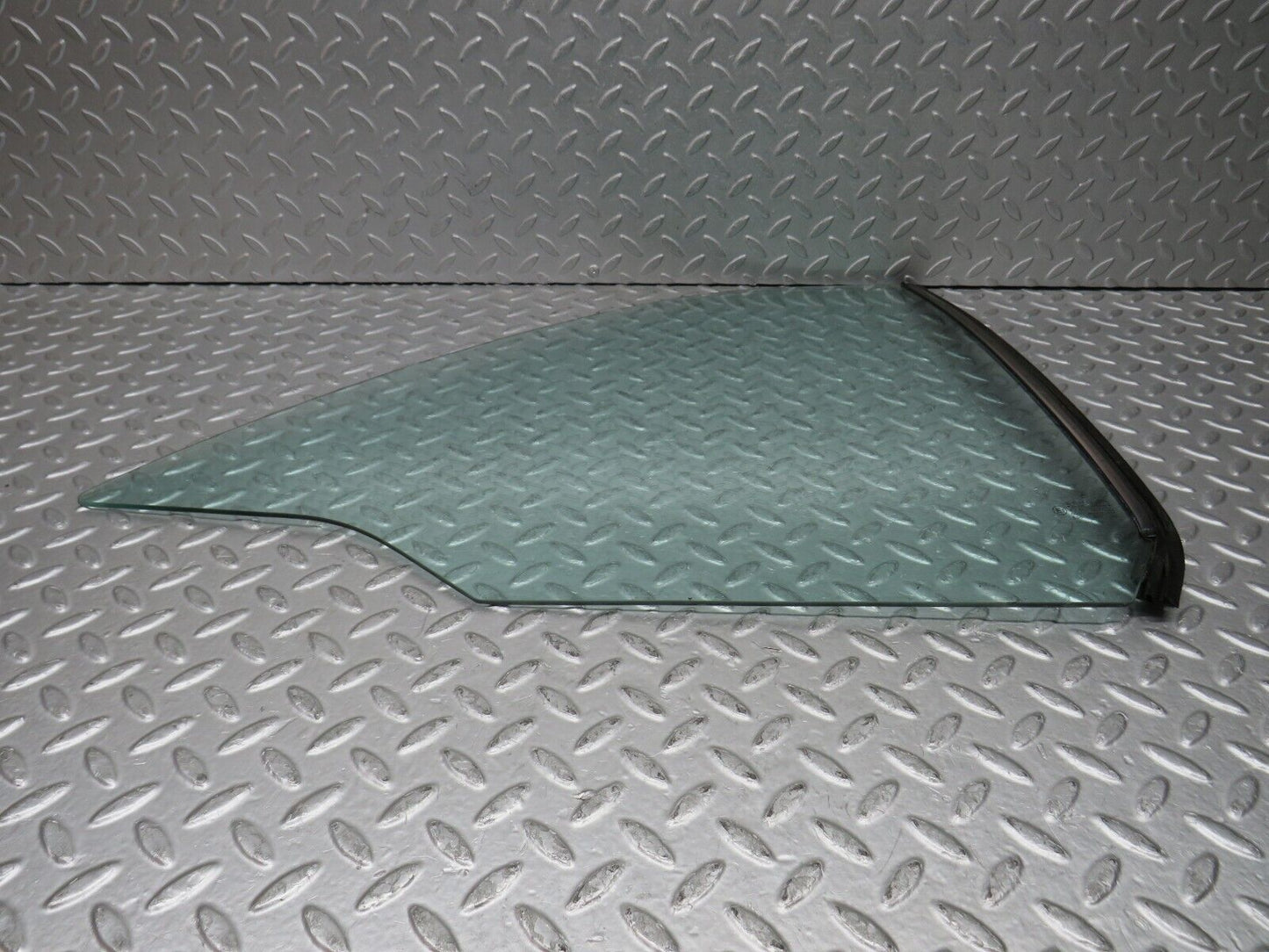 37876 Mercedes-Benz A124 320E Cabriolet Rear Right Window Glass