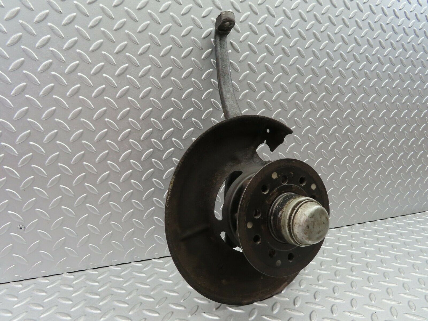6028 Mercedes-Benz W123 200 Front Left Wheel Hub