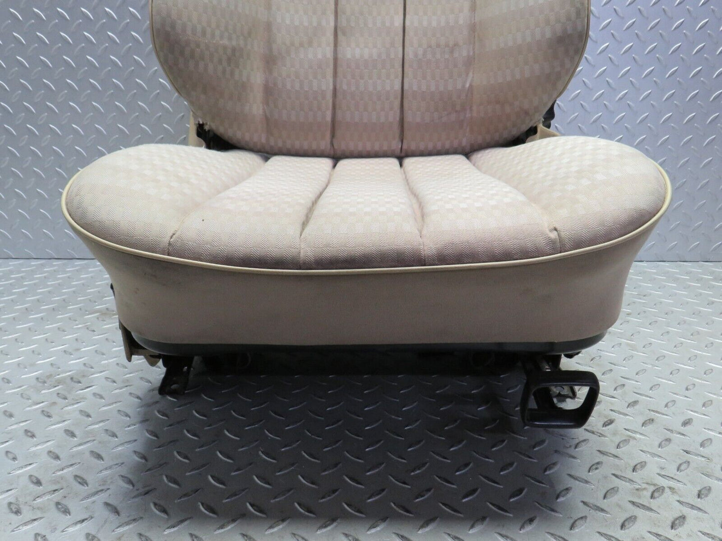 38879 Mercedes-Benz W201 190E Front Right Seat Beige
