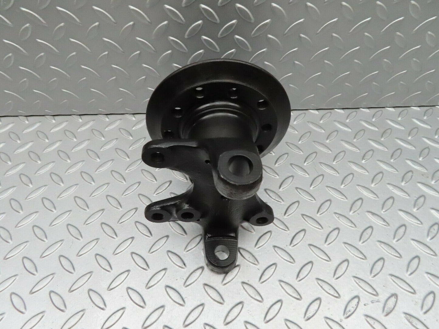 3427 Mercedes-Benz W115 220D Front Left Wheel Hub