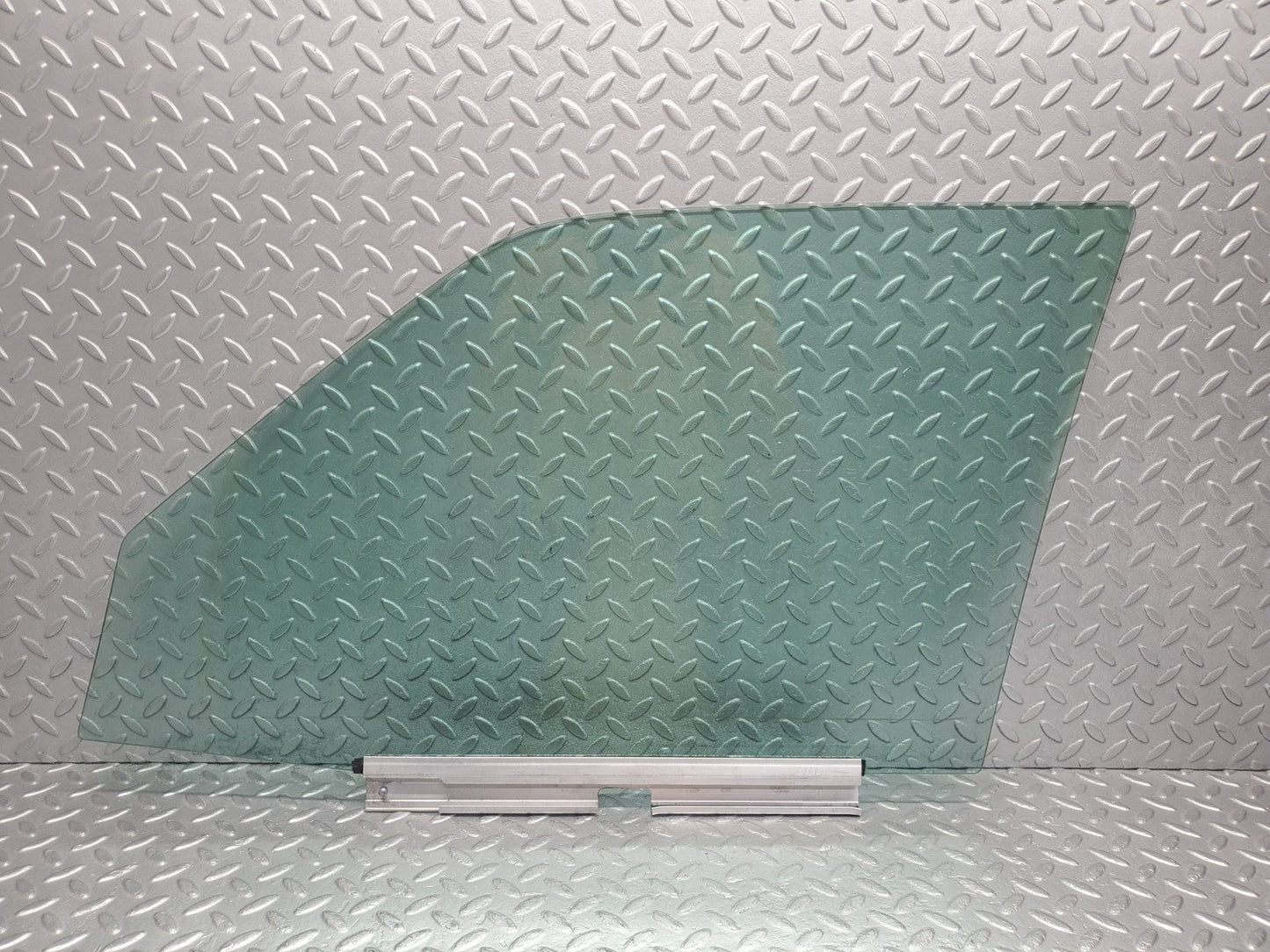 W124 Wagon front right door window glass used OEM