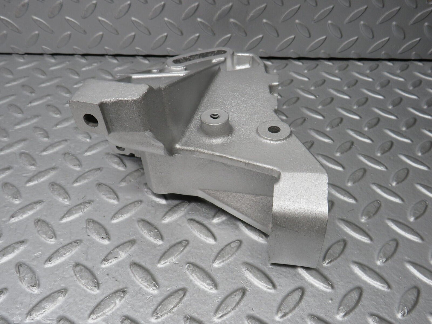 35907 Mercedes-Benz 240D OM616.912 Power Steering Pump Bracket 6172360230