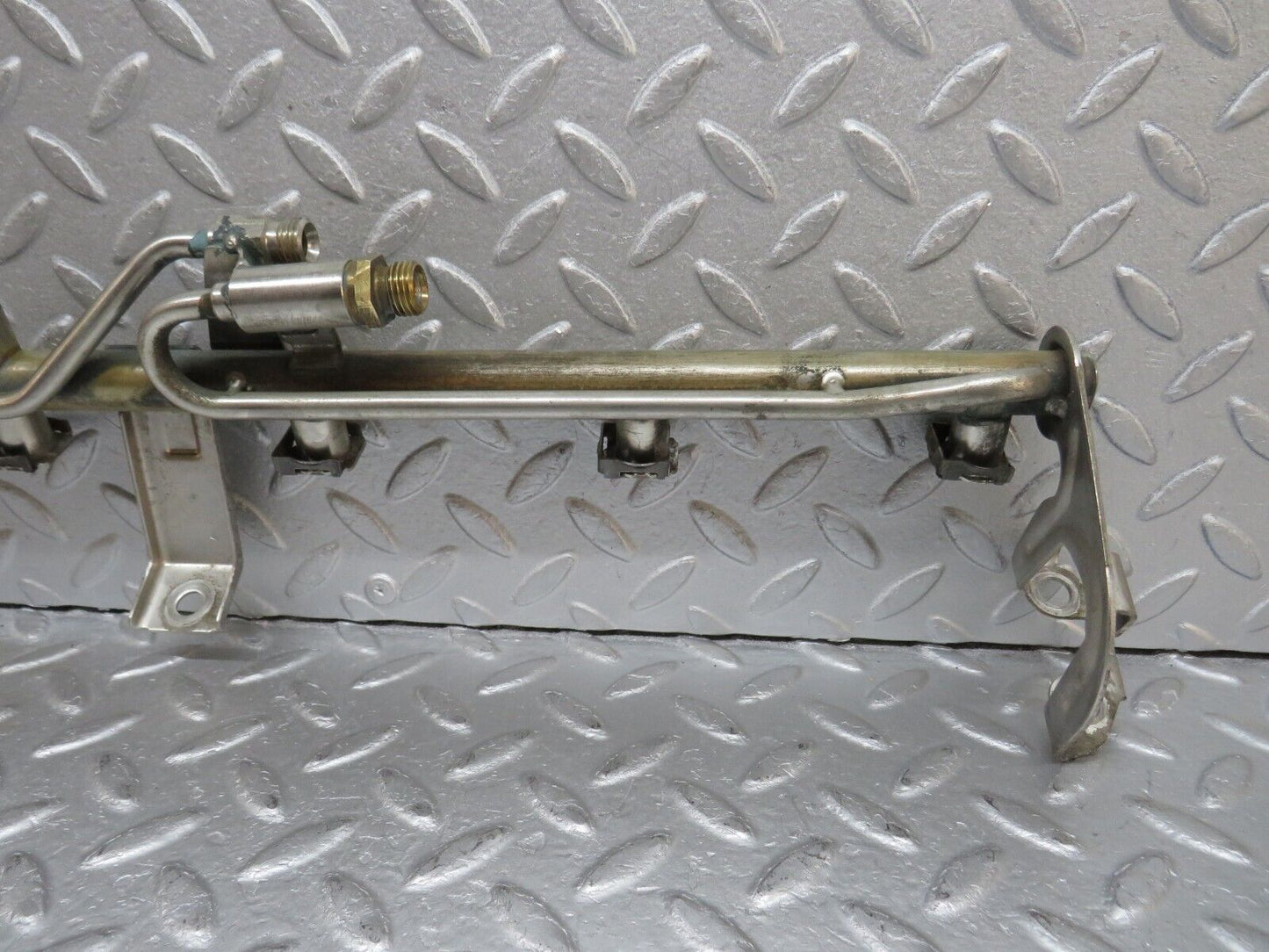 38079 Mercedes-Benz A124 320E Cabriolet Fuel Injector Rail