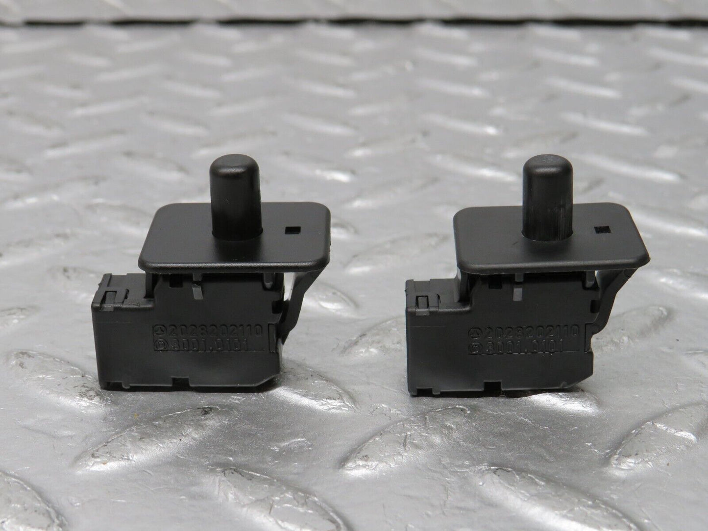 33459 Mercedes-Benz W202 C180 Door Contact Switch 2x 2028202110