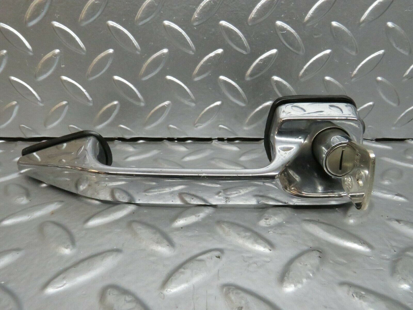 23714 Mercedes-Benz W114 280E Exterior Door Handle Front Right Key 1157600601
